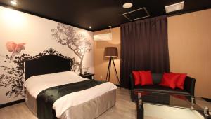 宇都宫雷斯特太阳城酒店（仅限成人）的一间卧室配有一张床和一把椅子