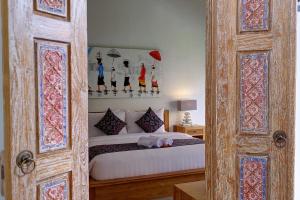 普卢坎Wide Sands Beach Retreat的卧室配有一张壁挂图案的床