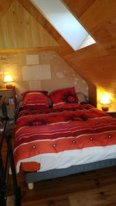 阿姆博斯Le Point De Vue De Leonard的一间卧室配有一张带红色枕头的床