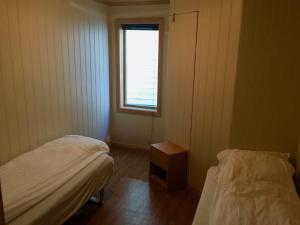 SeljeNabben Inn的小房间设有两张床和窗户