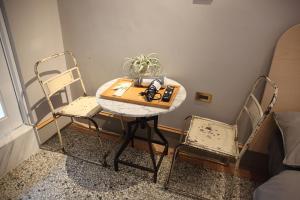 台南纳春公寓民宿的小桌子,两把椅子,桌子,耳机