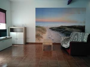 圣卡洛斯拉腊皮塔Ca la Valenta的客厅配有海滩绘画