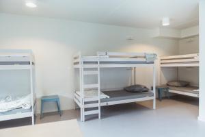 布鲁日Snuffel Youth Hostel的一间房间,设有三张双层床