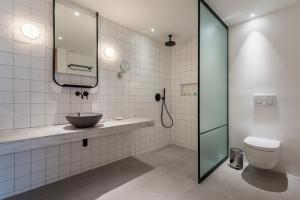 雅典Kin Athens的一间带水槽、卫生间和镜子的浴室