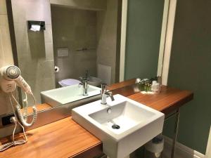皮内罗洛芭拉吉酒店的一间带水槽和镜子的浴室