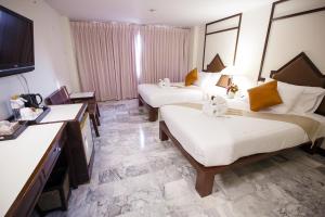 程逸府西伊哈拉酒店的酒店客房设有两张床和一台平面电视。