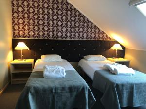 马塔古斯von ROSEN spa的两张位于酒店客房的床,配有毛巾