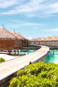 希曼杜岛马尔代夫康斯坦斯酒店 - 全包的水上木板路,有小屋和海洋