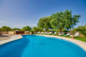 圣玛加利达Ideal Property Mallorca - Vernissa的一个带椅子和树木的大型游泳池