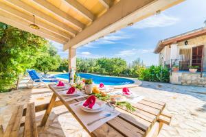 布格Sa Costa - Ideal Property Mallorca的池畔露台配有桌椅