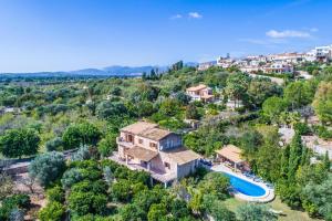布格Sa Costa - Ideal Property Mallorca的享有带游泳池的房屋的空中景致