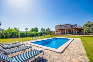 阿尔库迪亚Ideal Property Mallorca - Ses Poves的别墅 - 带游泳池和2把躺椅