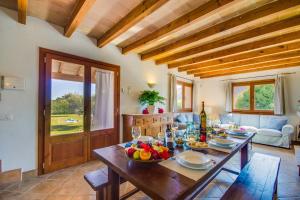 阿尔库迪亚Ideal Property Mallorca - Ses Poves的用餐室配有餐桌和食物