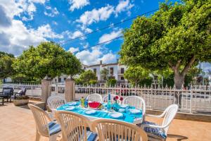 阿尔库迪亚港Ideal Property Mallorca - Villa Celia的庭院设有围栏,配有桌椅