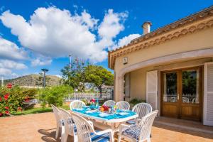 阿尔库迪亚港Ideal Property Mallorca - Villa Celia的庭院里的桌椅