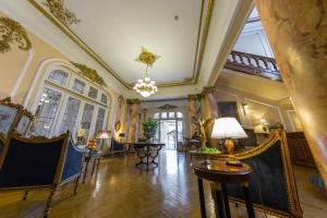 布加勒斯特格兰德精品酒店的华丽的客厅配有桌椅