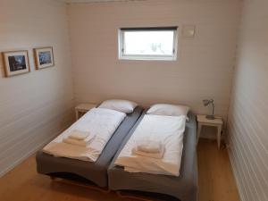 UtsiraUtsira Overnatting - Sildaloftet的小型客房 - 带2张床和窗户
