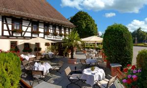 梅拉内Romantik Hotel Schwanefeld & Spa的室外餐厅设有桌椅和遮阳伞。