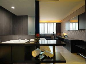 台北富驛時尚酒店 - 南京東路館的一间带水槽和台面的浴室