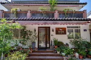 杭州杭州旧阅集客栈的前面有楼梯和植物的房子