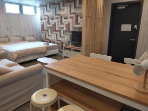船桥市Chiba LEO Niju-Gobankan #MQx的酒店客房设有一张床铺、一张桌子和一间卧室。