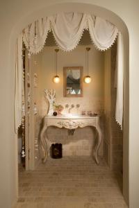 阿尔克萨尔阿罗迪亚酒店的一间带水槽和镜子的浴室