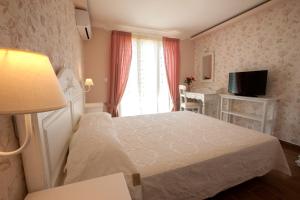 巴尔巴蒂Villa Artemis的酒店客房,配有床和电视