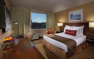 西塔科海岸门户酒店的一间设有大床和窗户的酒店客房