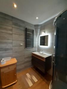 考斯赛力克威拉安娜旅馆的一间带水槽、镜子和淋浴的浴室
