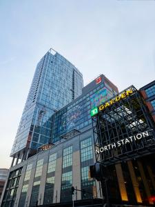波士顿citizenM Boston North Station的一座高大的玻璃建筑,上面有南站标志