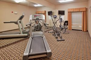 利伯蒂密苏里州堪萨斯城智选假日酒店的健身房设有有氧器材和镜子