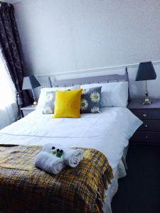 珀斯阿里塞格旅馆的一间卧室配有带毛巾的床