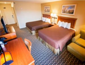布鲁金斯Brookings Inn的酒店客房设有两张床和一张桌子。