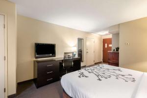 拉斯顿Sleep Inn & Suites Ruston Near University的配有一张床和一台平面电视的酒店客房