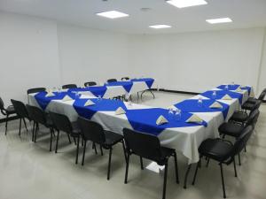 波哥大圣达菲瑞酒店的一间设有蓝色和灰色桌椅的房间