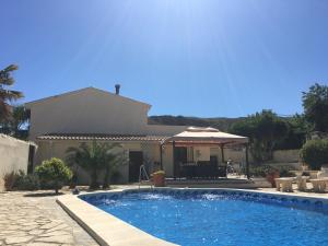 ArboleasCortijo Esquina B&B Guesthouse的房屋前的游泳池