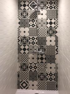 塔尔诺斯Maison d'hôtes MIRADOUR的浴室设有黑色和白色的瓷砖墙