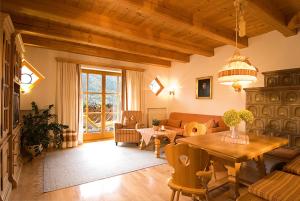 魏森湖Landhaus Sonneck的客厅配有沙发和桌子