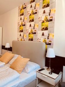 布达佩斯布达佩斯市中心格劳利亚酒店的一间卧室,配有一张床和一堵香蕉照片的墙壁