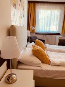 布达佩斯市中心格劳利亚酒店客房内的一张或多张床位
