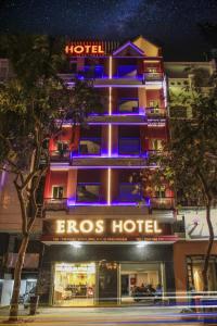 胡志明市EROS Hotel - Love Hotel的前面有蓝色灯光的酒店