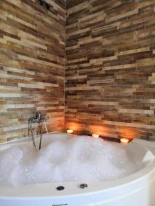 AbionzoCasa Rural Costalisa的浴室配有带灯的浴缸。