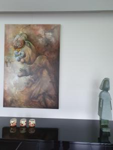 蒂尔特卡纳吉姆昂弗布鲁姆德膳宿酒店的墙上的画,旁边还有雕像