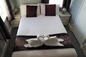 大雅茅斯盖博艾恩德酒店的两个天鹅躺在床上