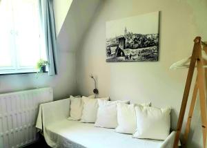 通厄伦Het Begijnhof Tongeren Center的客房配有带白色枕头的床。