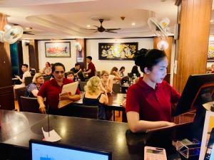 苏林海滩苏林湾旅馆的一群人坐在餐馆里