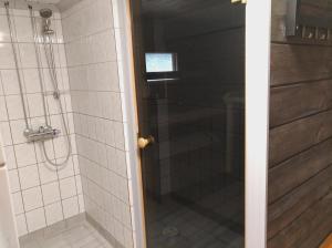 纳坦利Päiväkulma的浴室里设有玻璃门淋浴