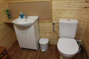 BumbalkaMasarykova Chata的浴室配有白色卫生间和盥洗盆。