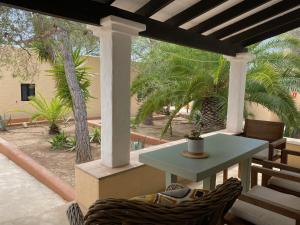 米乔尔海滩Can Miguel Marti - Astbury Formentera的门廊上配有桌椅的天井