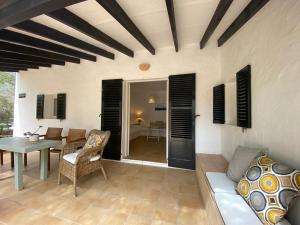 米乔尔海滩Can Miguel Marti - Astbury Formentera的客厅配有沙发和桌子